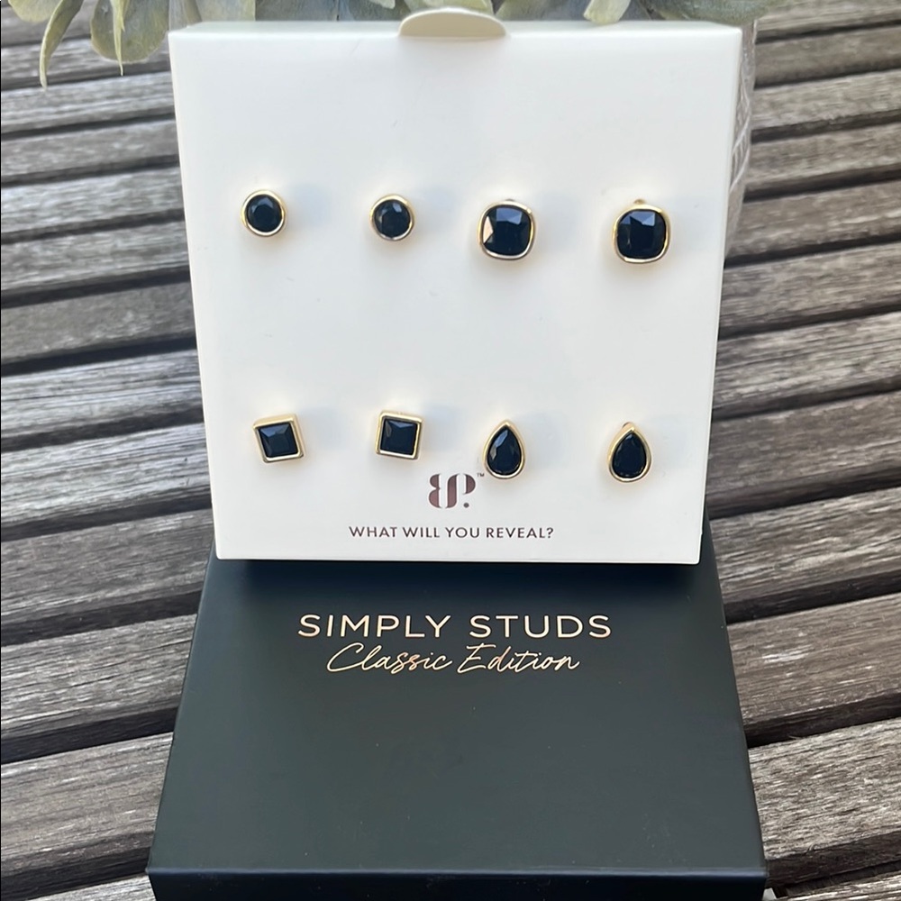 Bomb Party Simply Studs Classic Edition Black Onyx